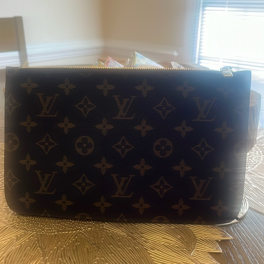 LV pochette